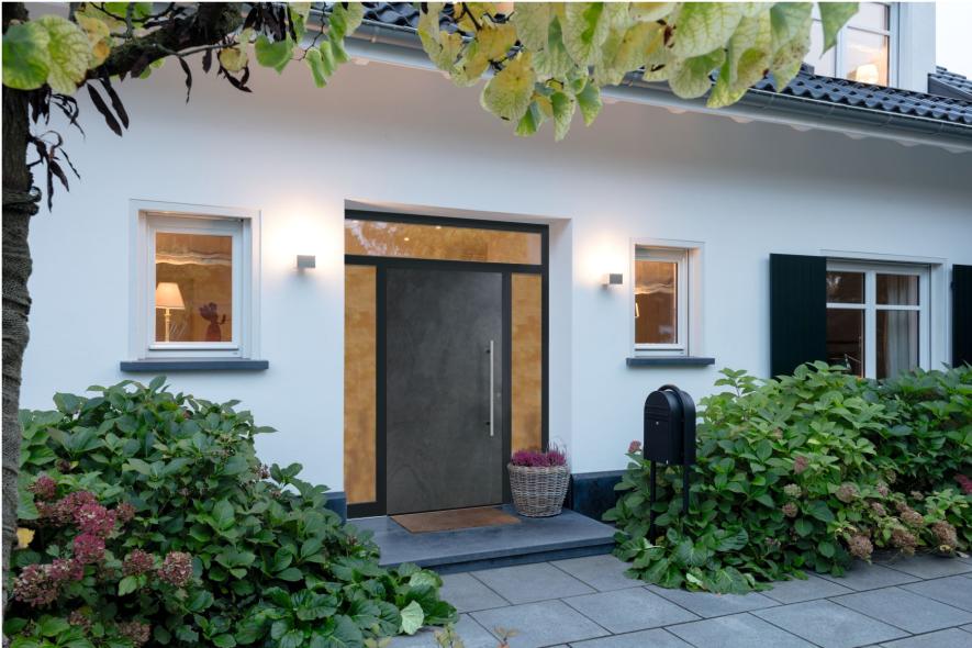 Hauseingang mit weißer Fassade und Haustür PaXentrée Naturelle Schiefer