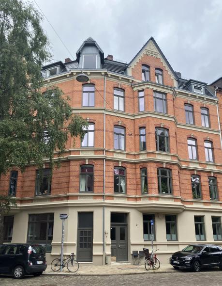 Jahrhundertwende Eckhaus saniert Backsteinfassade Holzfenster Denkmalschutz 