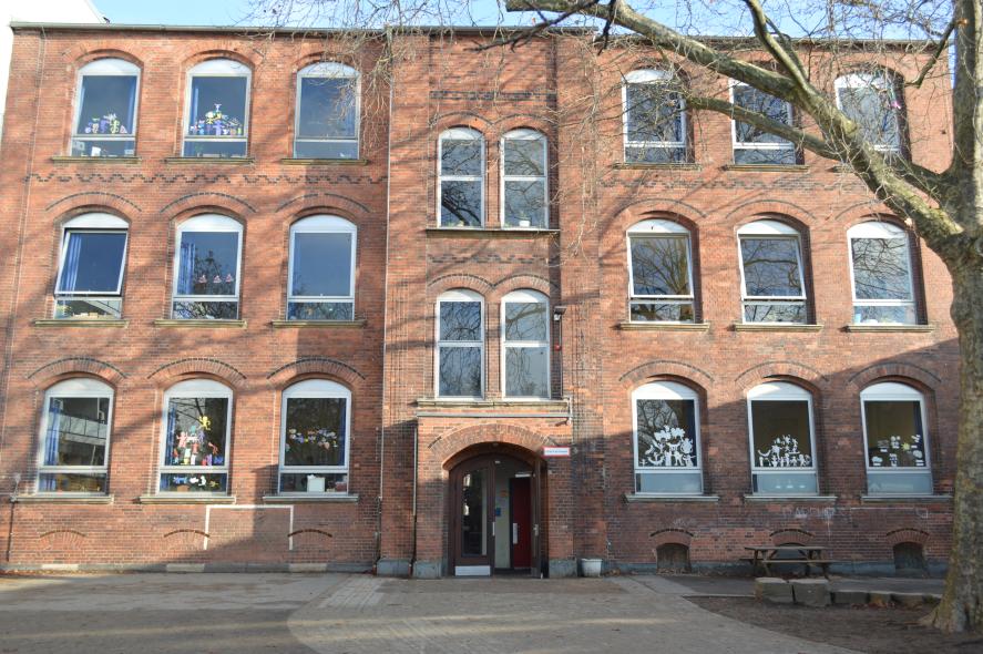 unpassende Aluminiumfenster im Denkmal Schulegebäude Denkmalschutz 