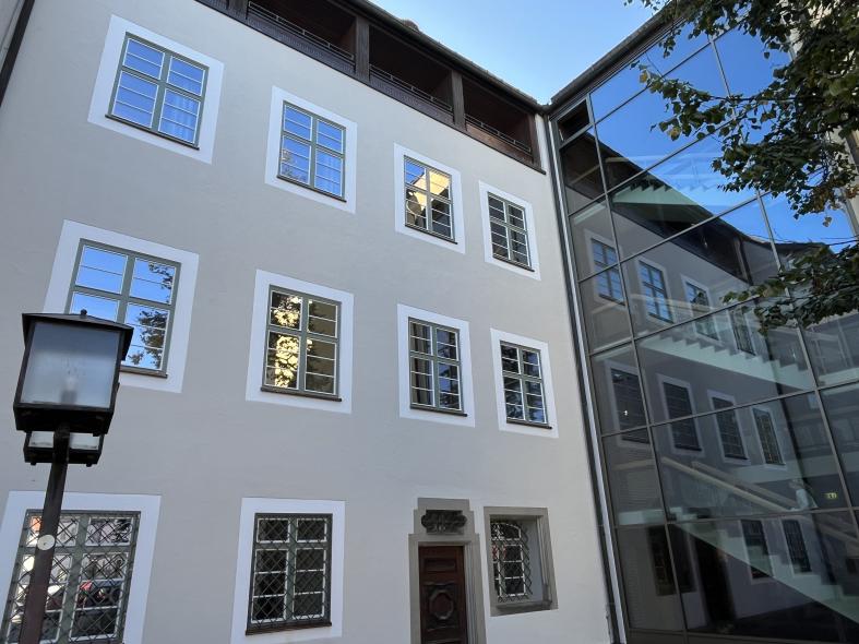 historische Fassade Hofseite Rathaus Isny Kreuzstockfenster Glasfassade 