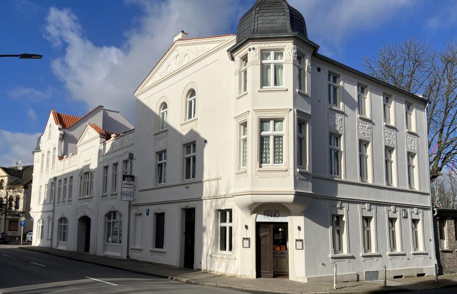 saniertes Gebäude Denkmalschutz Holzfenster  