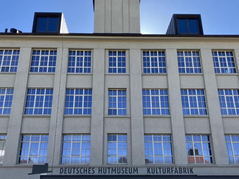 neue Holzfenster Isolierglasfenster Sprossenfenster Industriearchitektur Denkmalschutz 