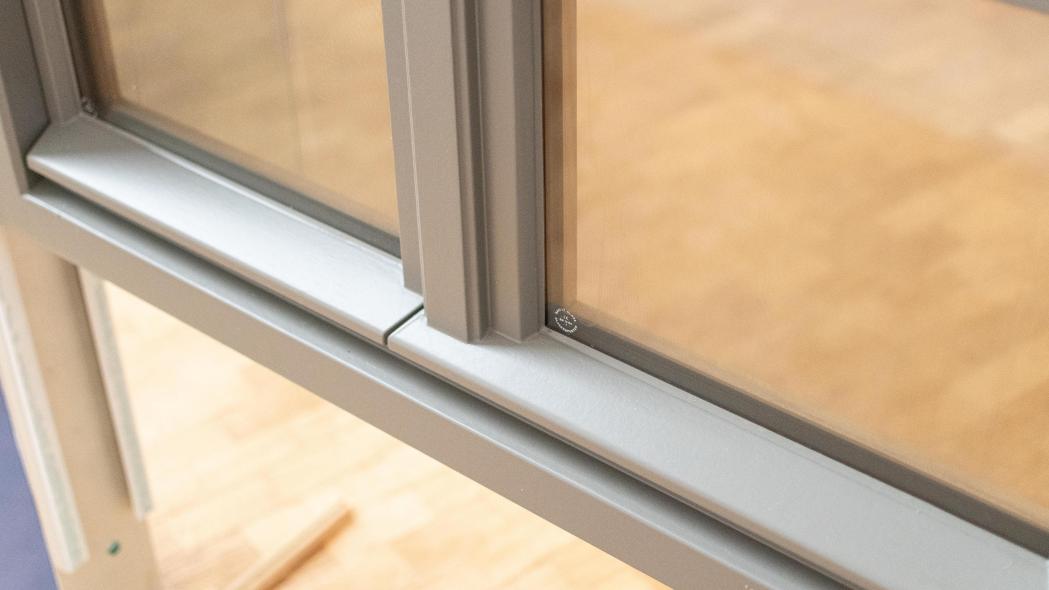 Farboberfläche an einem Holzfenster mit Stulp und Wetterschenkel