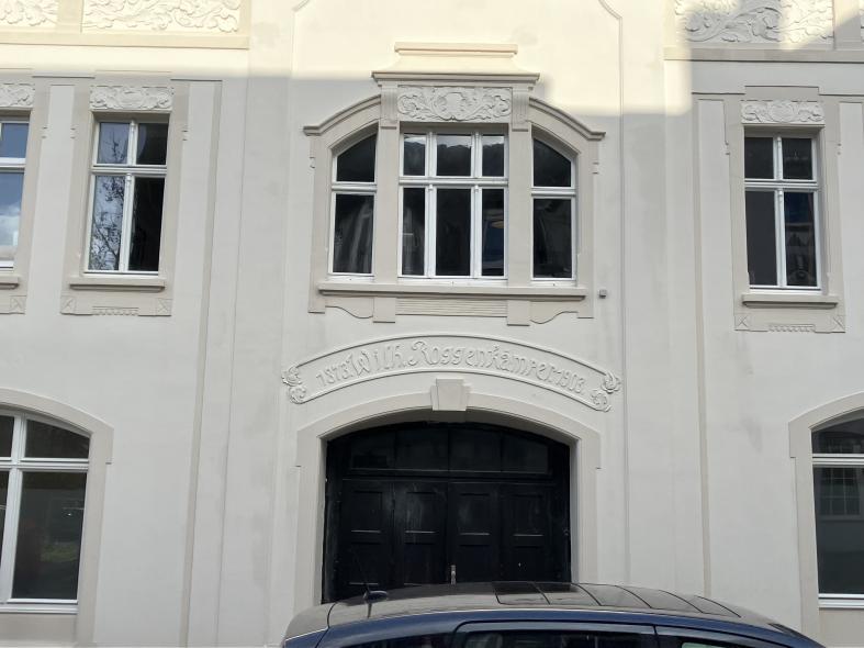 restaurierte Fassade Denkmalschutz Holzfenster Bogenfenster 