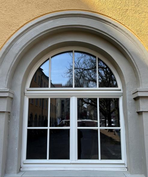 Rundbogen Holzfenster mit Sprossen in massivem Sandsteingewände