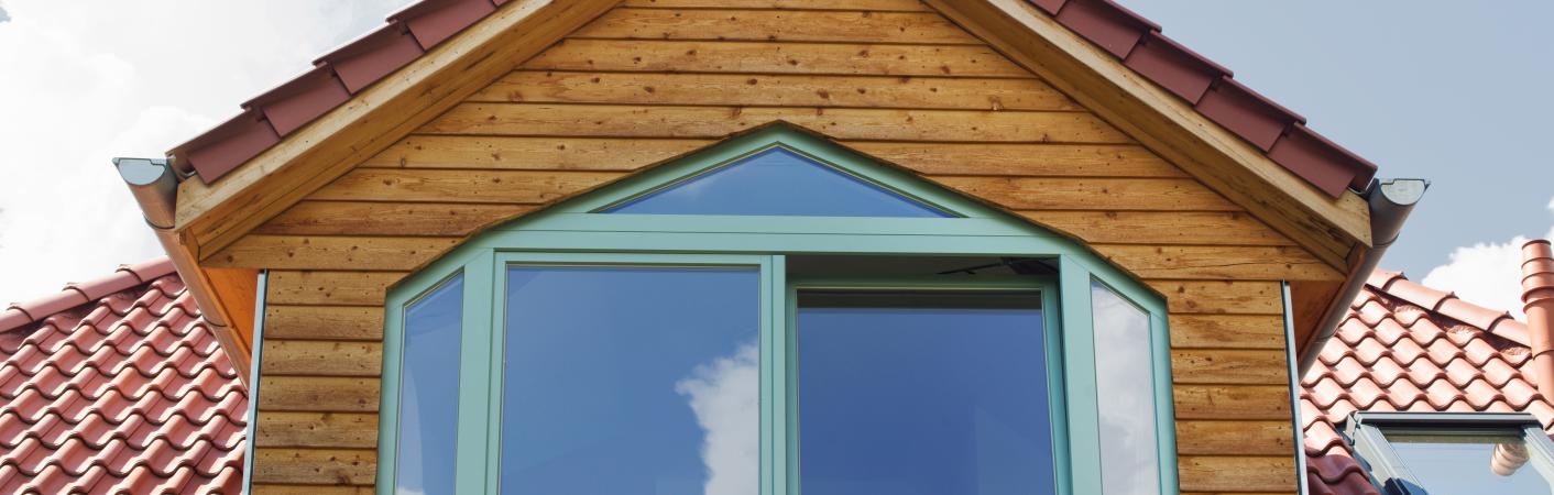 Türkises Holzfenster mit dreieckigen Elementen