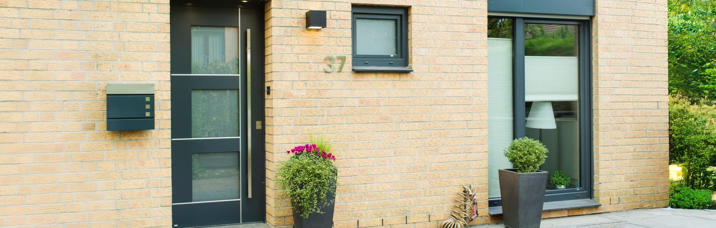 Aluminium-Haustür in anthrazit mit Glasausschnitten