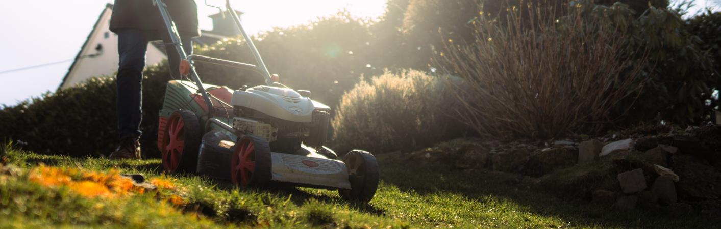 Lärmender Rasenmäher Schallschutz