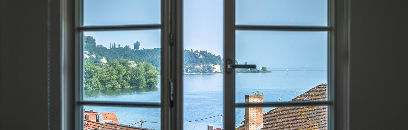 PaXretro Holzfenster im Baudenkmal mit Blick auf See