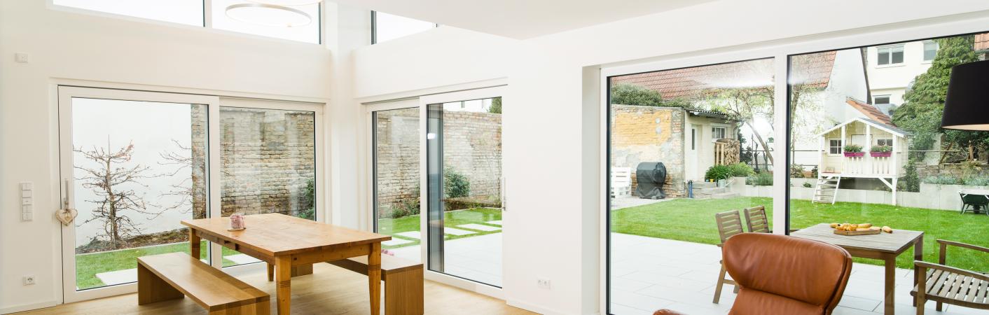 Wohnzimmer mit Holzboden und Hebe-Schiebe-Türen aus Kunststoff-Aluminium von PaX