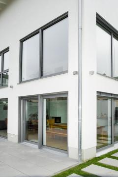 Kunststoff-Aluminium-Fenster mit Hebe-Schiebe-Tür im Neubau