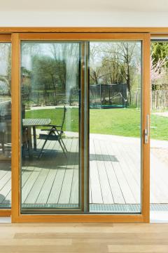 Hebe-Schiebe-Tür Holz-Alu halb geöffnet