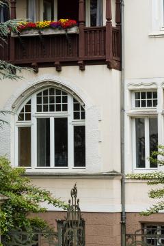Rundbogen-Fenster in denkmalgeschützter Villa