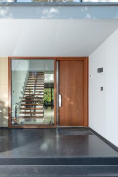 Holzhaustür mit festverglastem Holz-Aluminium Seitenteil